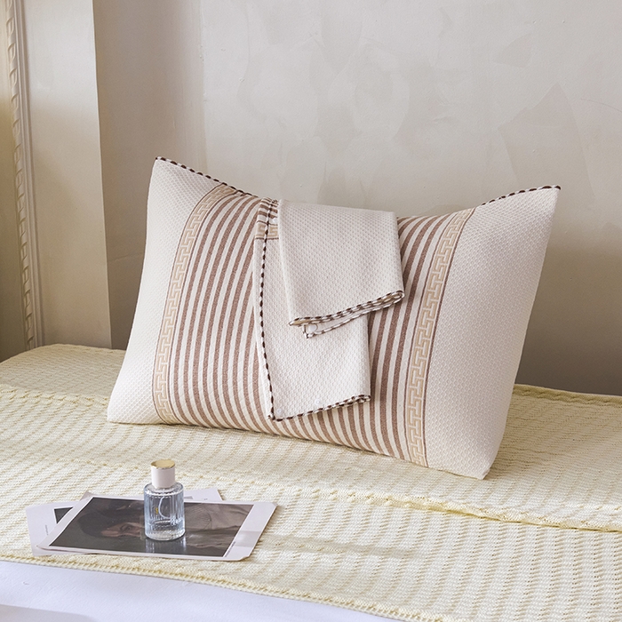 91家纺网 家纺一手货源 找家纺 悦然毛巾被 2025新款全棉纯棉纱布多功能枕巾枕套带扣子 晴空条纹咖