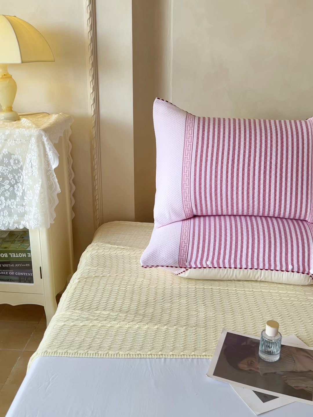 91家纺网 家纺一手货源 找家纺 悦然毛巾被 2025新款全棉纯棉纱布多功能枕巾枕套带扣子 晴空条纹粉