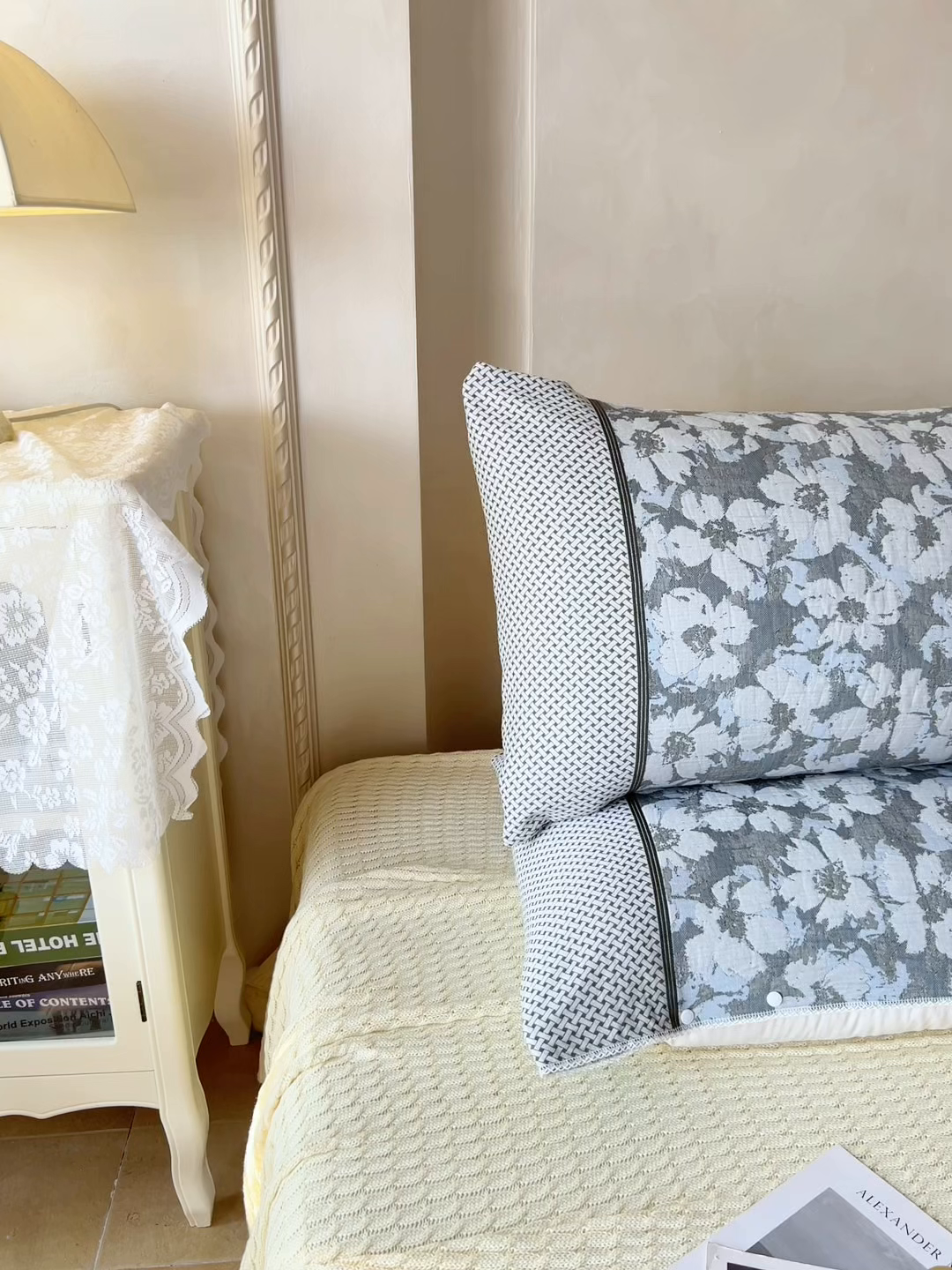 91家纺网 家纺一手货源 找家纺 悦然毛巾被 2025新款全棉纯棉纱布多功能枕巾枕套带扣子 田园碎花灰