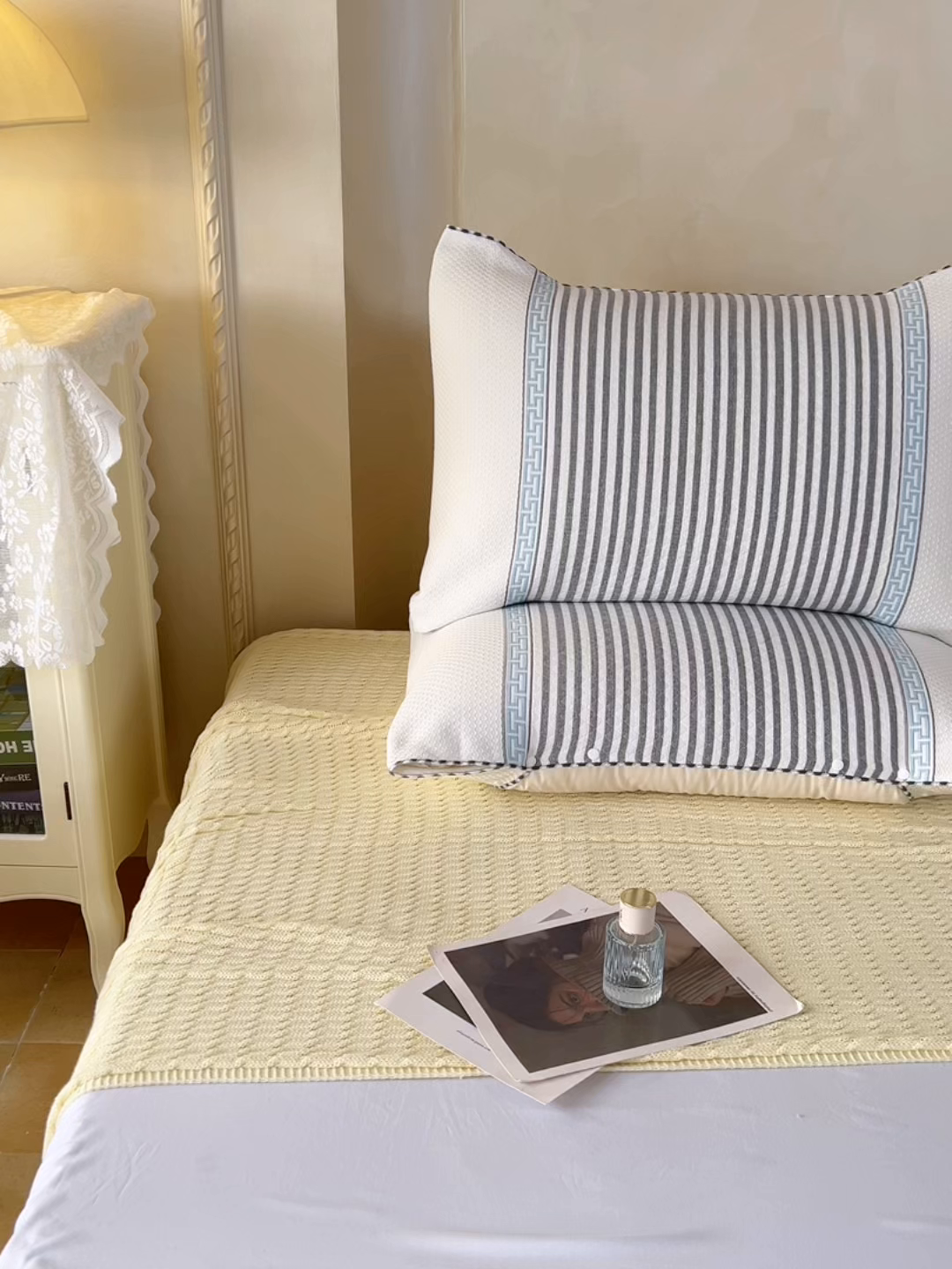 91家纺网 家纺一手货源 找家纺 悦然毛巾被 2025新款全棉纯棉纱布多功能枕巾枕套带扣子 晴空条纹灰