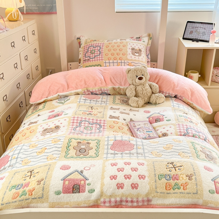 91家纺网 家纺一手货源 找家纺 川悦生活 2025新款立体雪花绒印花四件套学生床系列一场景一 嘎嘎小熊