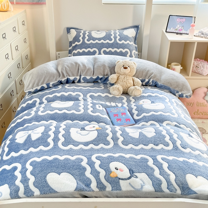 91家纺网 家纺一手货源 找家纺 川悦生活 2025新款立体雪花绒印花四件套学生床系列一场景一 快乐鸭鸭