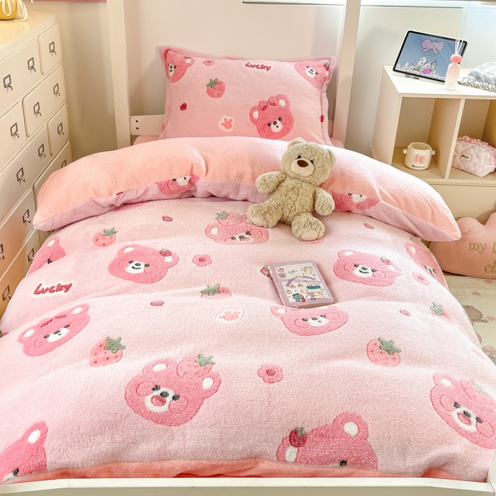 91家纺网 家纺一手货源 找家纺 川悦生活 2025新款立体雪花绒印花四件套学生床系列一场景一 甜系粉熊