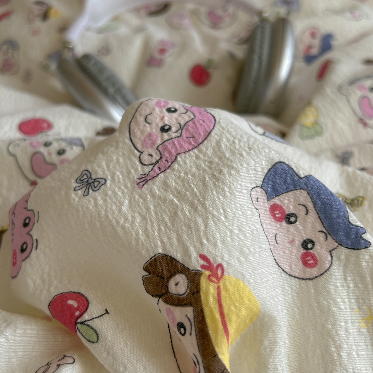 91家纺网 家纺一手货源 找家纺 三元色 2025新款云感毛巾绣学生三件套 小新乐园