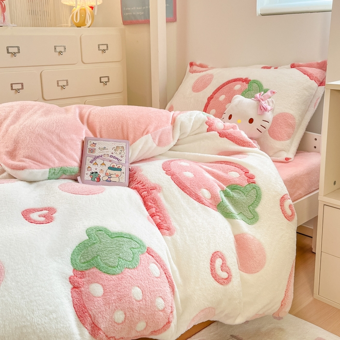 91家纺网 家纺一手货源 找家纺 川悦生活 2025新款立体雪花绒印花四件套学生床系列一场景一 啵啵草莓