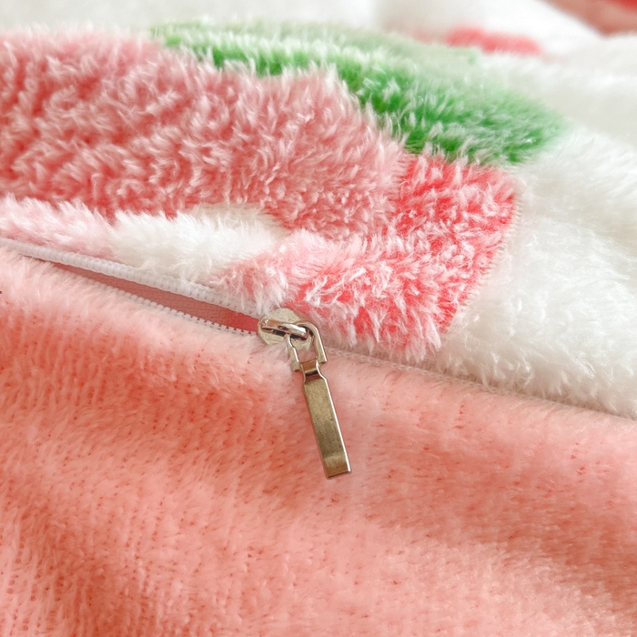 91家纺网 家纺一手货源 找家纺 川悦生活 2025新款立体雪花绒印花四件套学生床系列一场景一 啵啵草莓