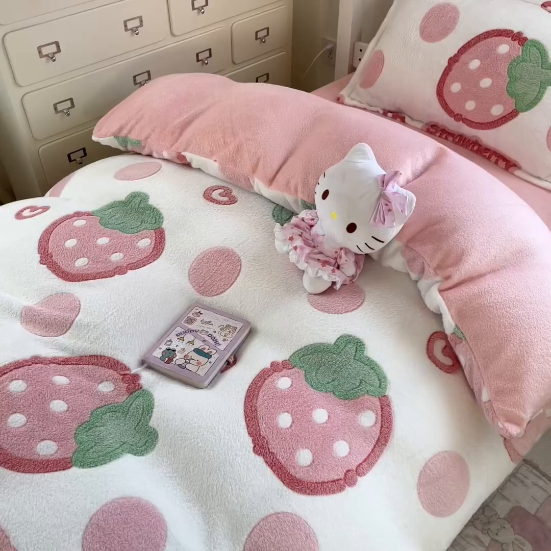 91家纺网 家纺一手货源 找家纺 川悦生活 2025新款立体雪花绒印花四件套学生床系列一场景一 啵啵草莓