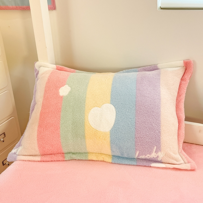 91家纺网 家纺一手货源 找家纺 川悦生活 2025新款立体雪花绒印花四件套学生床系列一场景一 彩虹爱心粉