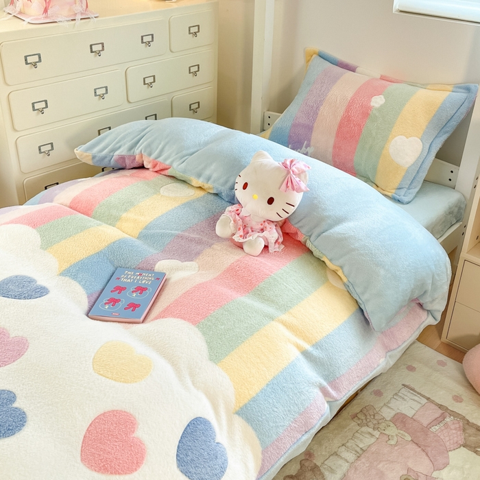 91家纺网 家纺一手货源 找家纺 川悦生活 2025新款立体雪花绒印花四件套学生床系列一场景一 彩虹爱心蓝