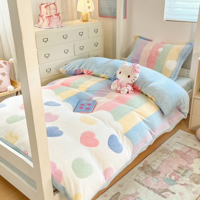 91家纺网 家纺一手货源 找家纺 川悦生活 2025新款立体雪花绒印花四件套学生床系列一场景一 彩虹爱心蓝