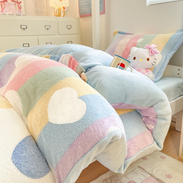 91家纺网 家纺一手货源 找家纺 川悦生活 2025新款立体雪花绒印花四件套学生床系列一场景一 彩虹爱心蓝