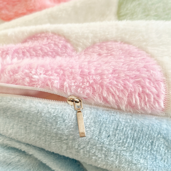 91家纺网 家纺一手货源 找家纺 川悦生活 2025新款立体雪花绒印花四件套学生床系列一场景一 彩虹爱心蓝