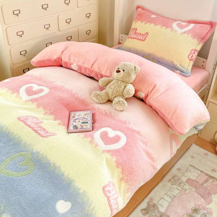 91家纺网 家纺一手货源 找家纺 川悦生活 2025新款立体雪花绒印花四件套学生床系列一场景一 彩虹爱语粉