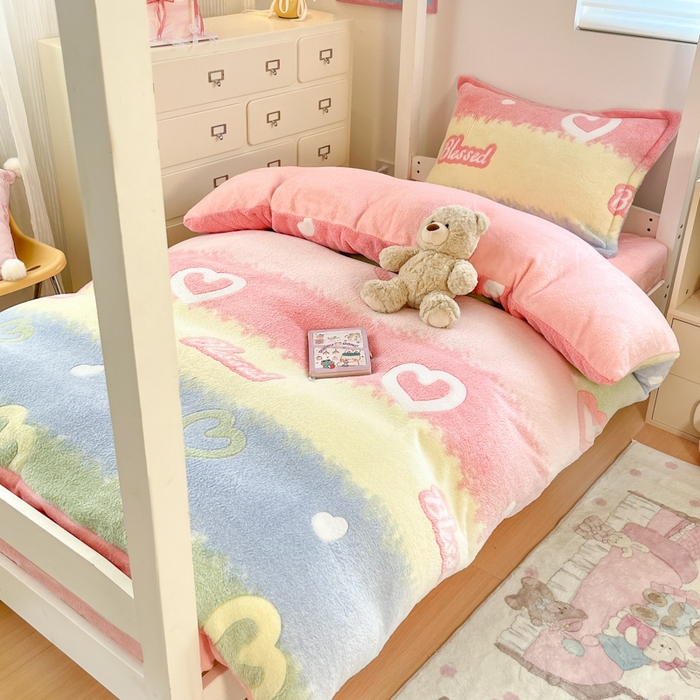 91家纺网 家纺一手货源 找家纺 川悦生活 2025新款立体雪花绒印花四件套学生床系列一场景一 彩虹爱语粉