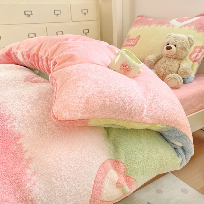 91家纺网 家纺一手货源 找家纺 川悦生活 2025新款立体雪花绒印花四件套学生床系列一场景一 彩虹爱语粉