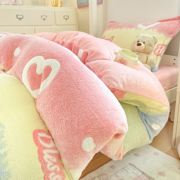 91家纺网 家纺一手货源 找家纺 川悦生活 2025新款立体雪花绒印花四件套学生床系列一场景一 彩虹爱语粉