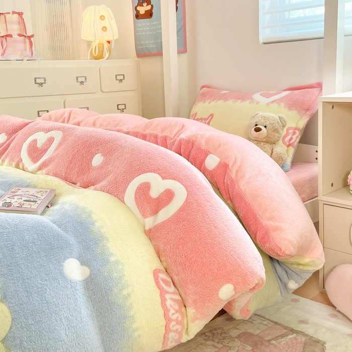 91家纺网 家纺一手货源 找家纺 川悦生活 2025新款立体雪花绒印花四件套学生床系列一场景一 彩虹爱语粉