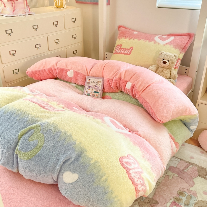 91家纺网 家纺一手货源 找家纺 川悦生活 2025新款立体雪花绒印花四件套学生床系列一场景一 彩虹爱语粉