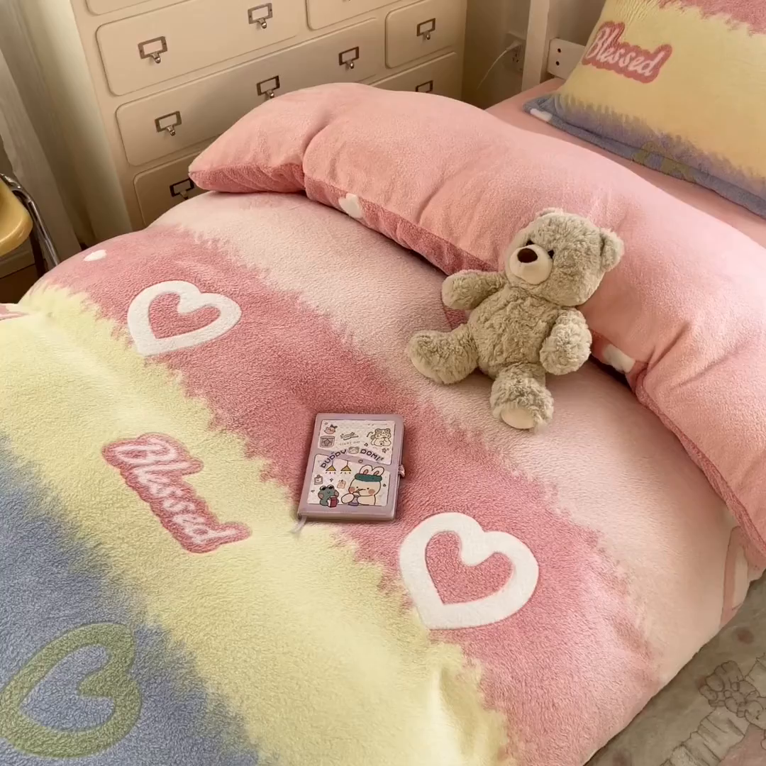 91家纺网 家纺一手货源 找家纺 川悦生活 2025新款立体雪花绒印花四件套学生床系列一场景一 彩虹爱语粉