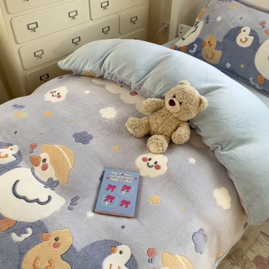 91家纺网 家纺一手货源 找家纺 川悦生活 2025新款立体雪花绒印花四件套学生床系列一场景一 哒哒鸭丫