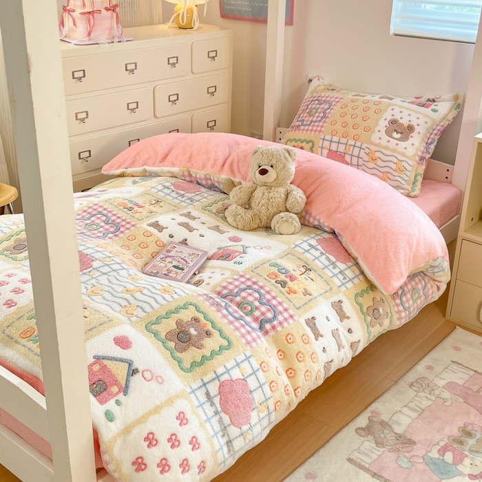 91家纺网 家纺一手货源 找家纺 川悦生活 2025新款立体雪花绒印花四件套学生床系列一场景一 嘎嘎小熊