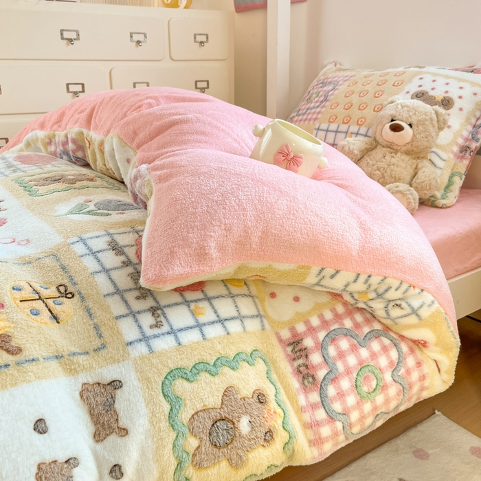 91家纺网 家纺一手货源 找家纺 川悦生活 2025新款立体雪花绒印花四件套学生床系列一场景一 嘎嘎小熊