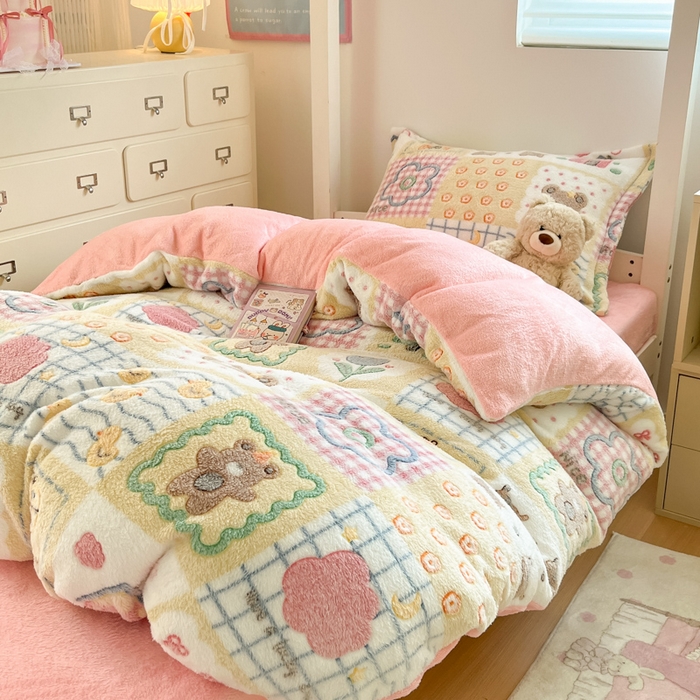 91家纺网 家纺一手货源 找家纺 川悦生活 2025新款立体雪花绒印花四件套学生床系列一场景一 嘎嘎小熊