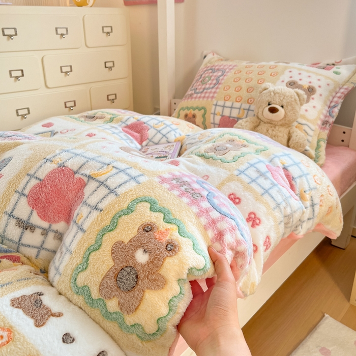 91家纺网 家纺一手货源 找家纺 川悦生活 2025新款立体雪花绒印花四件套学生床系列一场景一 嘎嘎小熊