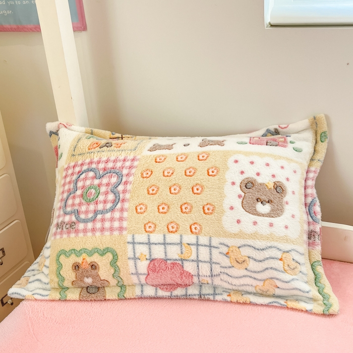 91家纺网 家纺一手货源 找家纺 川悦生活 2025新款立体雪花绒印花四件套学生床系列一场景一 嘎嘎小熊