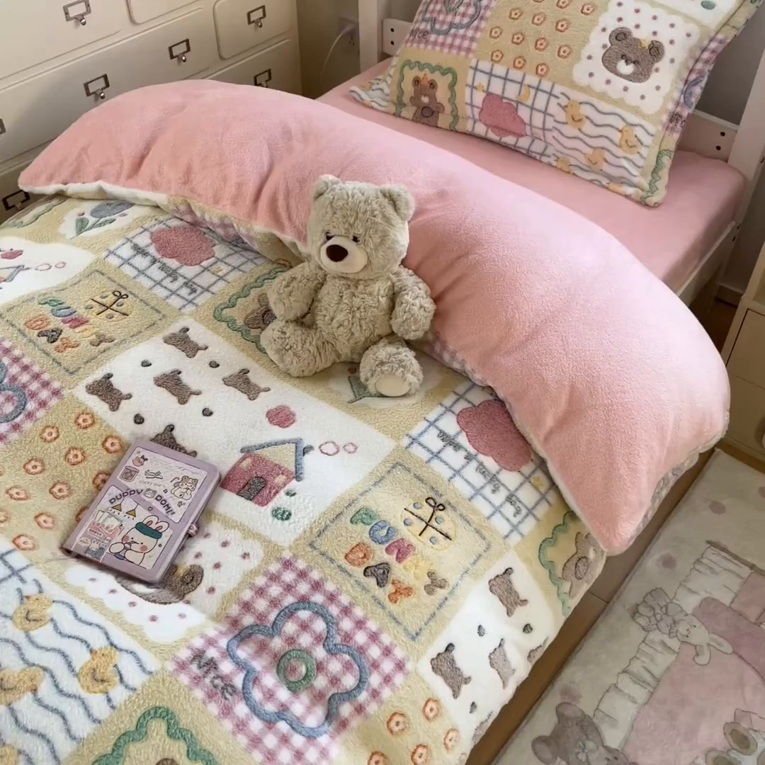 91家纺网 家纺一手货源 找家纺 川悦生活 2025新款立体雪花绒印花四件套学生床系列一场景一 嘎嘎小熊
