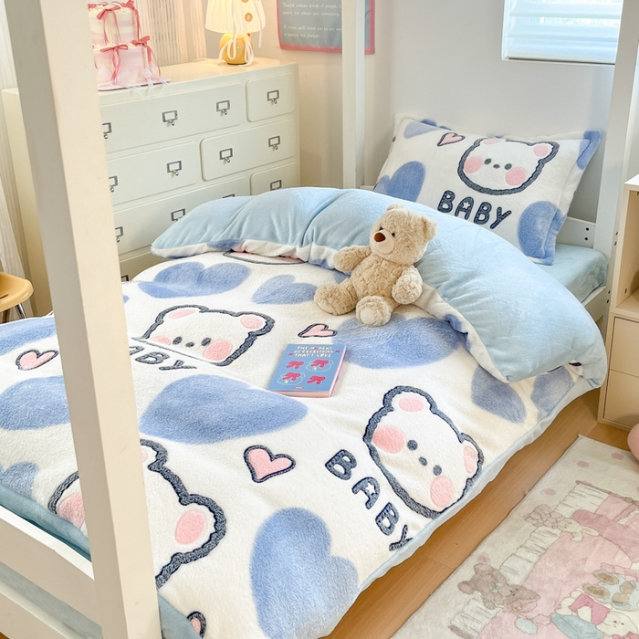 91家纺网 家纺一手货源 找家纺 川悦生活 2025新款立体雪花绒印花四件套学生床系列一场景一 可爱熊