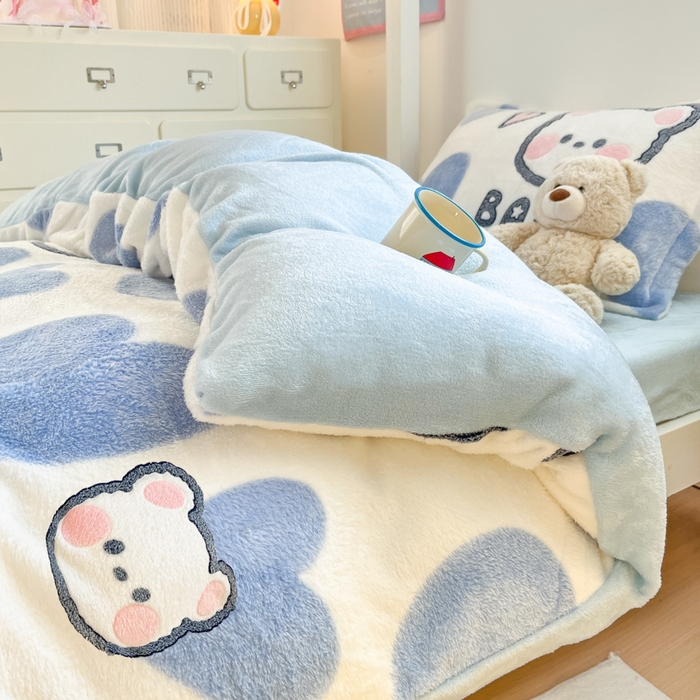 91家纺网 家纺一手货源 找家纺 川悦生活 2025新款立体雪花绒印花四件套学生床系列一场景一 可爱熊