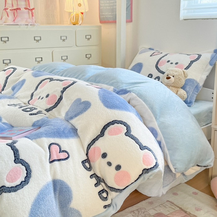 91家纺网 家纺一手货源 找家纺 川悦生活 2025新款立体雪花绒印花四件套学生床系列一场景一 可爱熊