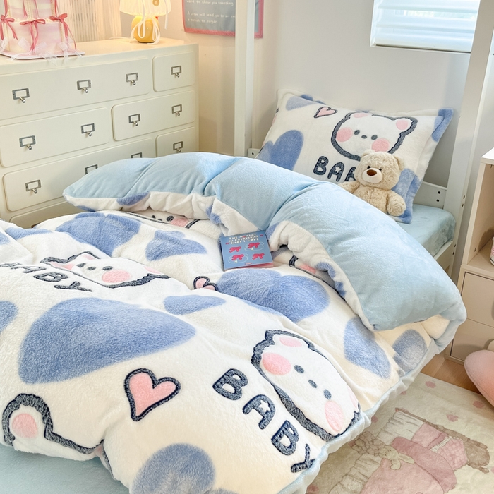 91家纺网 家纺一手货源 找家纺 川悦生活 2025新款立体雪花绒印花四件套学生床系列一场景一 可爱熊