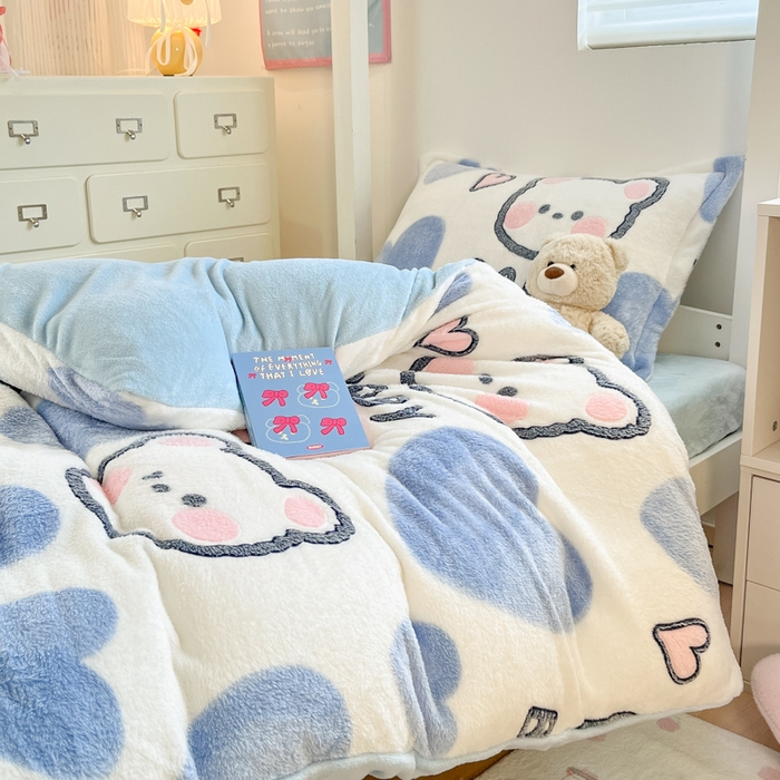 91家纺网 家纺一手货源 找家纺 川悦生活 2025新款立体雪花绒印花四件套学生床系列一场景一 可爱熊