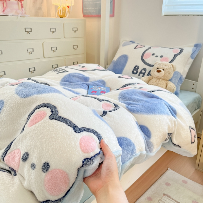 91家纺网 家纺一手货源 找家纺 川悦生活 2025新款立体雪花绒印花四件套学生床系列一场景一 可爱熊