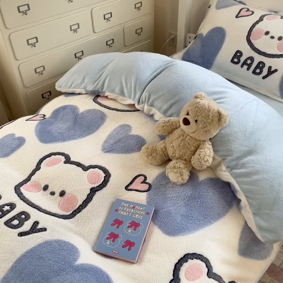 91家纺网 家纺一手货源 找家纺 川悦生活 2025新款立体雪花绒印花四件套学生床系列一场景一 可爱熊