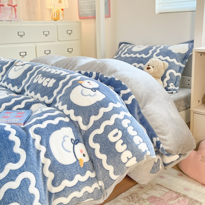 91家纺网 家纺一手货源 找家纺 川悦生活 2025新款立体雪花绒印花四件套学生床系列一场景一 快乐鸭鸭