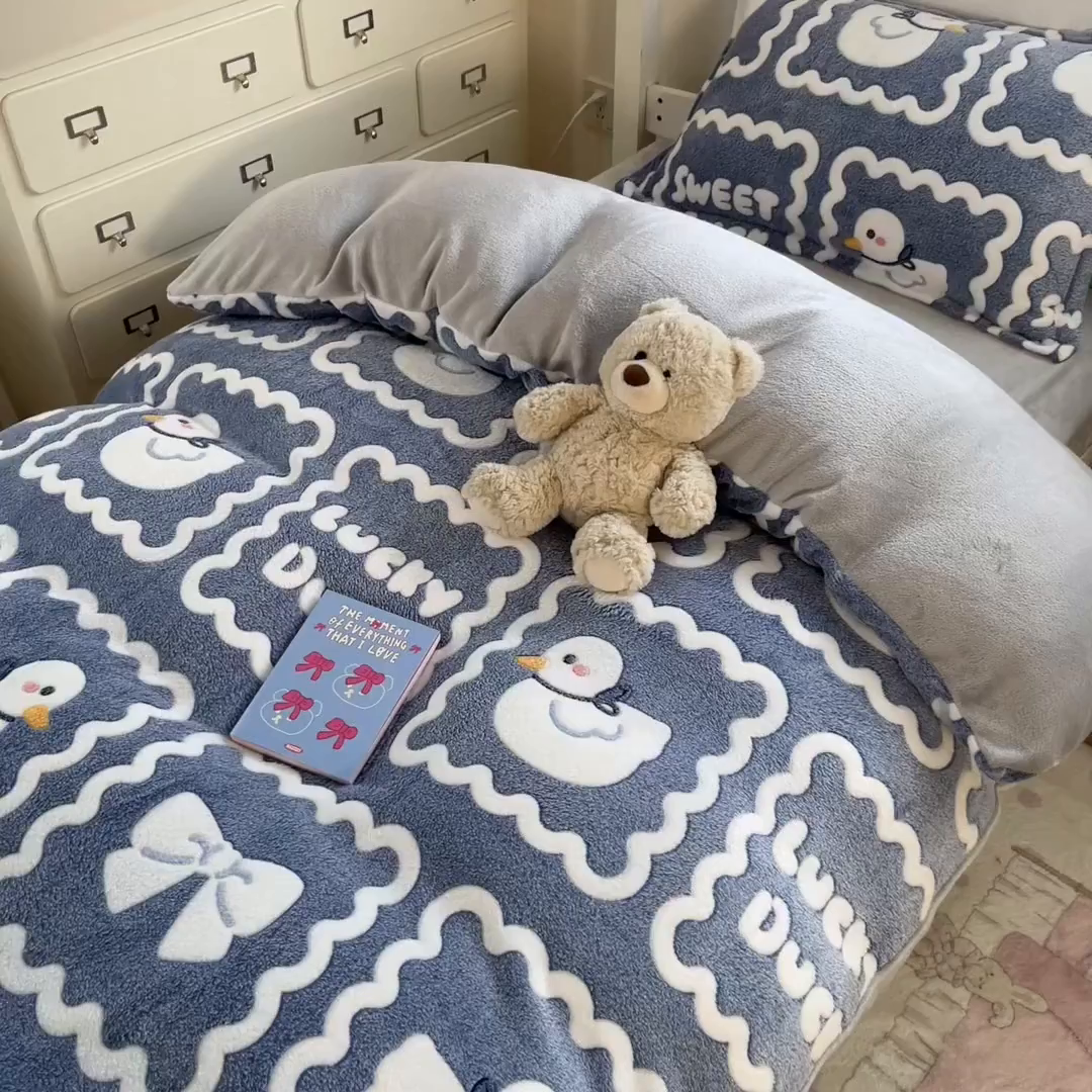 91家纺网 家纺一手货源 找家纺 川悦生活 2025新款立体雪花绒印花四件套学生床系列一场景一 快乐鸭鸭