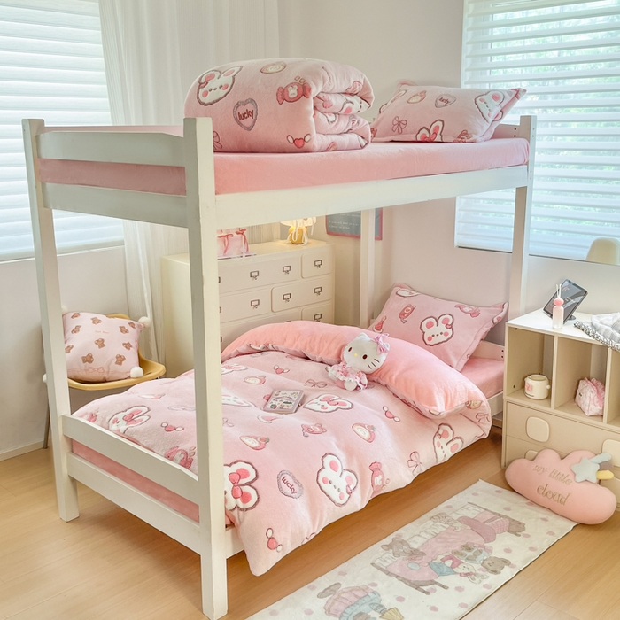 91家纺网 家纺一手货源 找家纺 川悦生活 2025新款立体雪花绒印花四件套学生床系列一场景一 蜜语奶兔