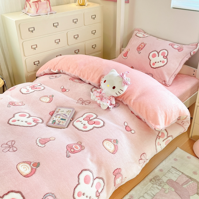 91家纺网 家纺一手货源 找家纺 川悦生活 2025新款立体雪花绒印花四件套学生床系列一场景一 蜜语奶兔