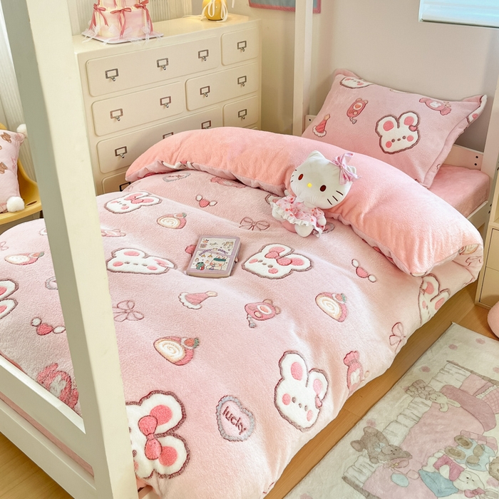 91家纺网 家纺一手货源 找家纺 川悦生活 2025新款立体雪花绒印花四件套学生床系列一场景一 蜜语奶兔