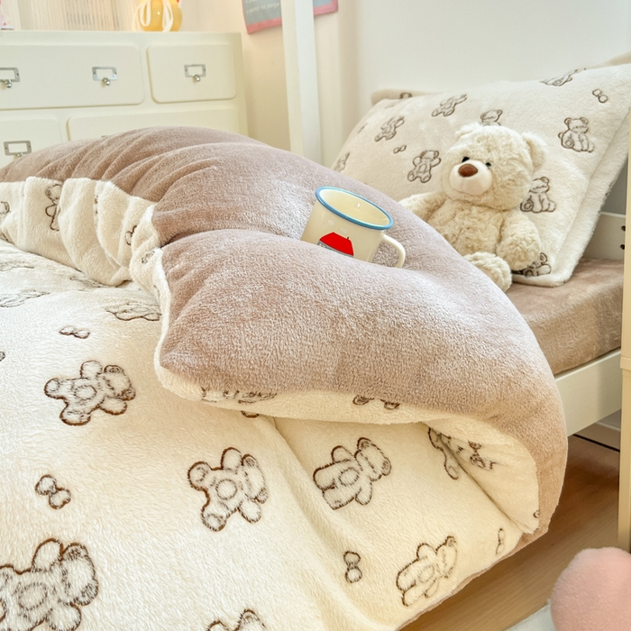 91家纺网 家纺一手货源 找家纺 川悦生活 2025新款立体雪花绒印花四件套学生床系列一场景一 奶咖小熊