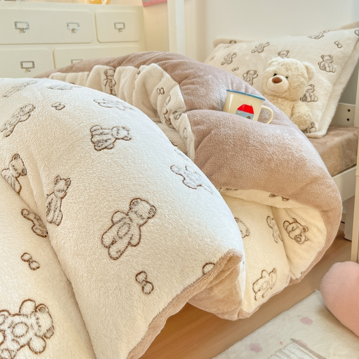 91家纺网 家纺一手货源 找家纺 川悦生活 2025新款立体雪花绒印花四件套学生床系列一场景一 奶咖小熊