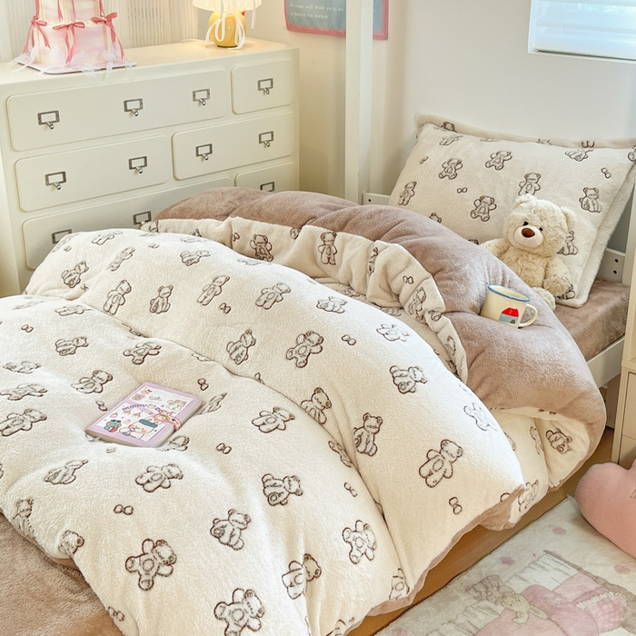 91家纺网 家纺一手货源 找家纺 川悦生活 2025新款立体雪花绒印花四件套学生床系列一场景一 奶咖小熊