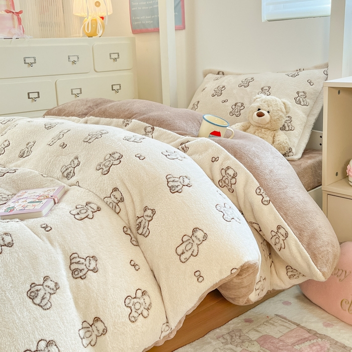 91家纺网 家纺一手货源 找家纺 川悦生活 2025新款立体雪花绒印花四件套学生床系列一场景一 奶咖小熊