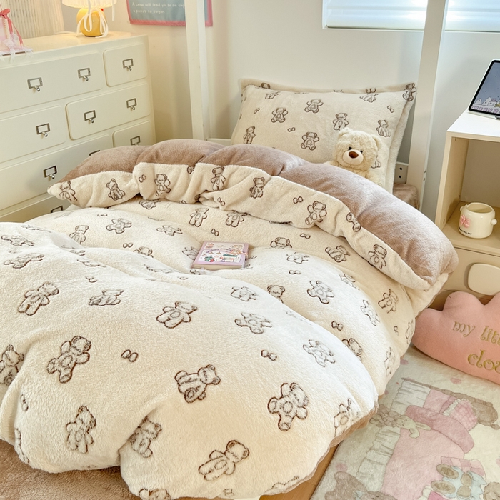 91家纺网 家纺一手货源 找家纺 川悦生活 2025新款立体雪花绒印花四件套学生床系列一场景一 奶咖小熊
