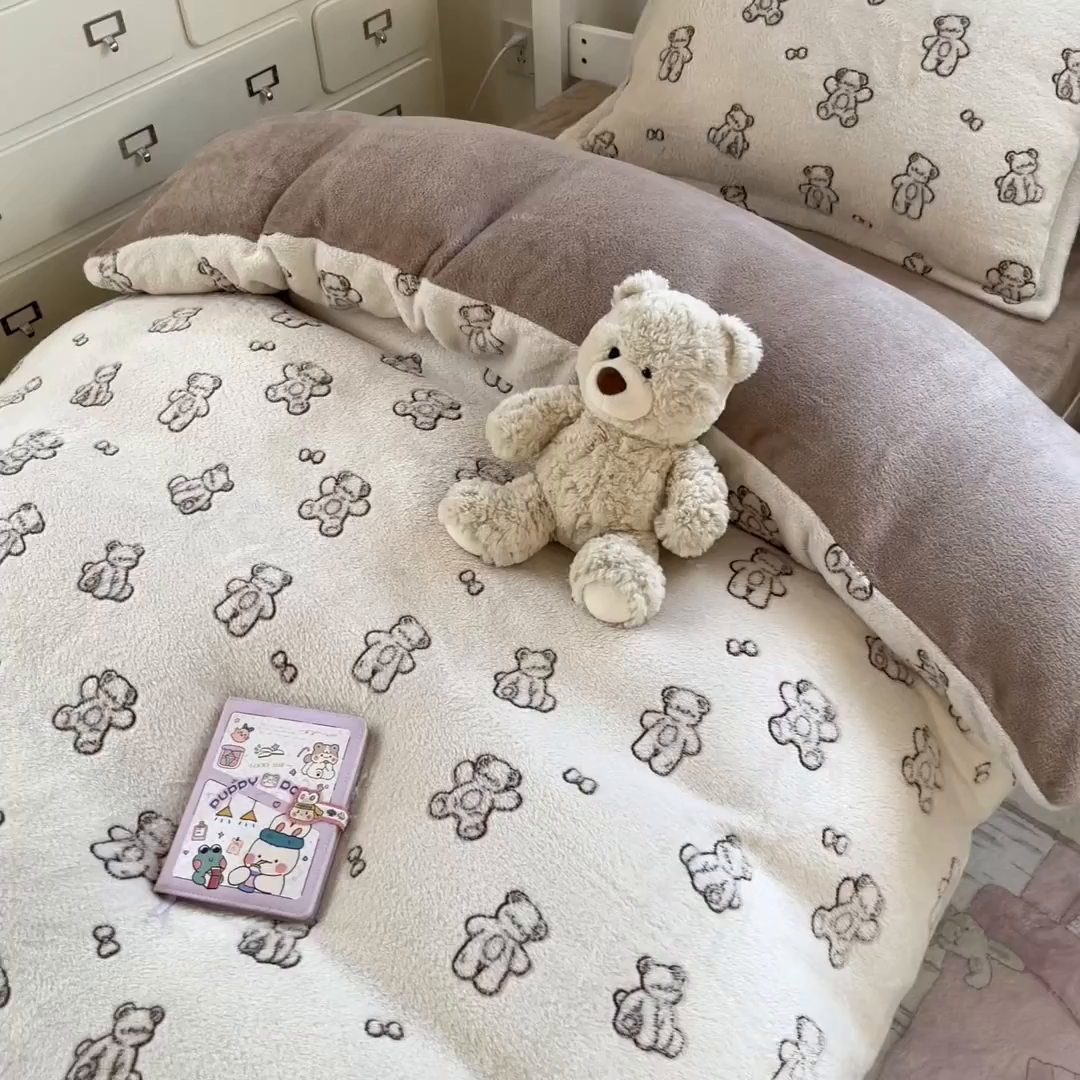 91家纺网 家纺一手货源 找家纺 川悦生活 2025新款立体雪花绒印花四件套学生床系列一场景一 奶咖小熊