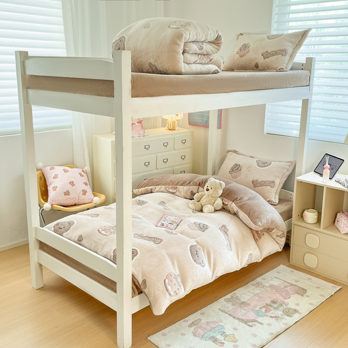 91家纺网 家纺一手货源 找家纺 川悦生活 2025新款立体雪花绒印花四件套学生床系列一场景一 巧克力熊