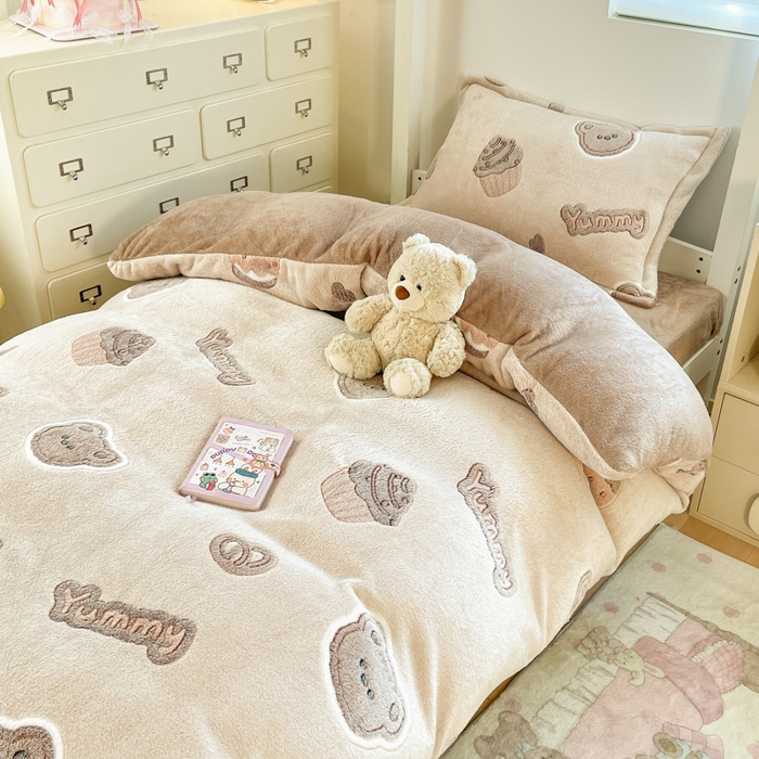 91家纺网 家纺一手货源 找家纺 川悦生活 2025新款立体雪花绒印花四件套学生床系列一场景一 巧克力熊